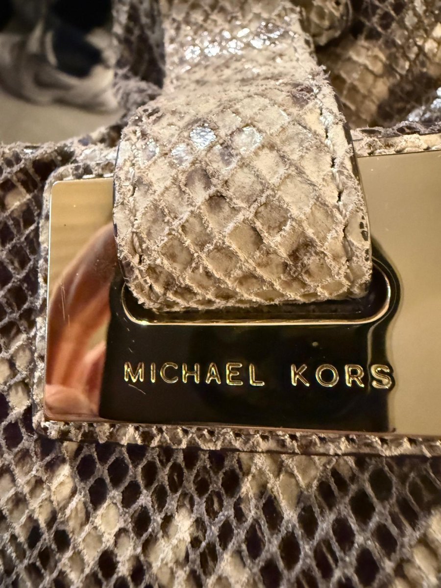 Cartera Michael Kors tipo “snakeskin” elegante + herrajes dorados (estilo lujo)