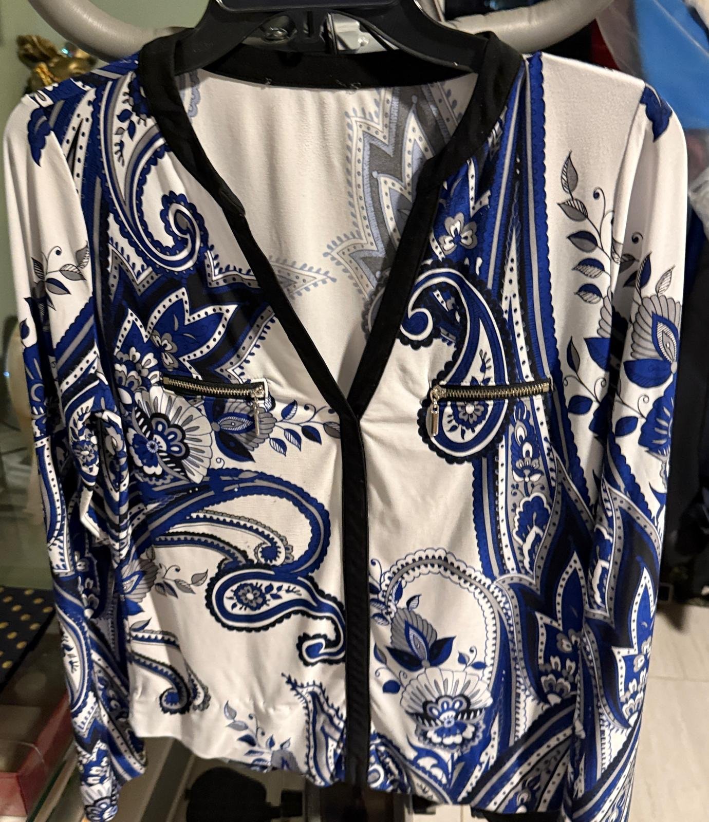 ✨ Blusa Elegante Azul y Blanca con Detalles Modernos ✨